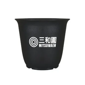 向山さんと共同制作したロゴ入り 三和園 オリジナルポット 3.5号 MITSUWAEN ORIGINAL POT 3.5